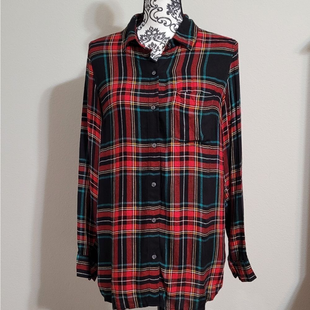 Old Navy woman's plaid button up shirt medium